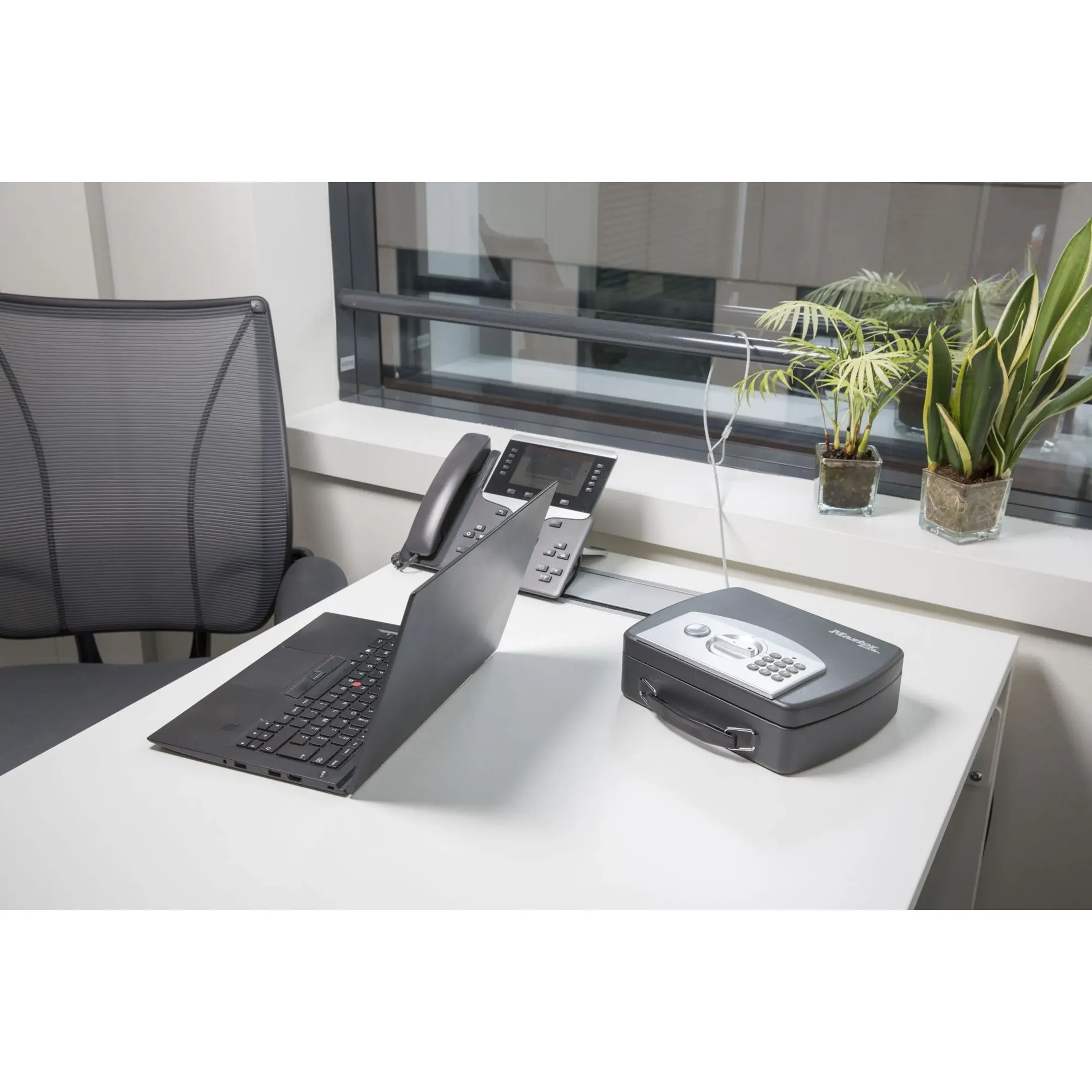 Компактный переносной мини-сейф Sentry Safe P008EML