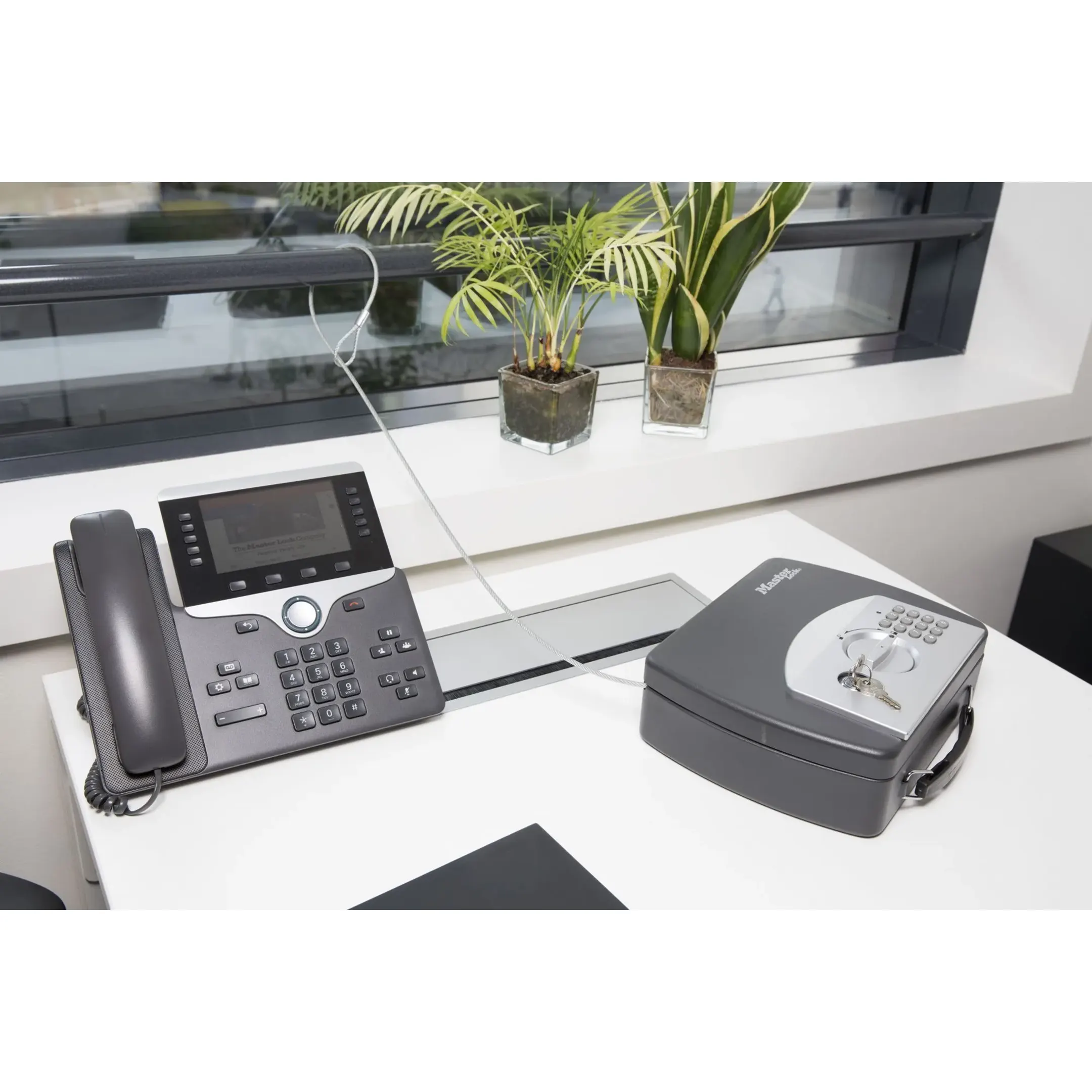 Компактный переносной мини-сейф Sentry Safe P008EML