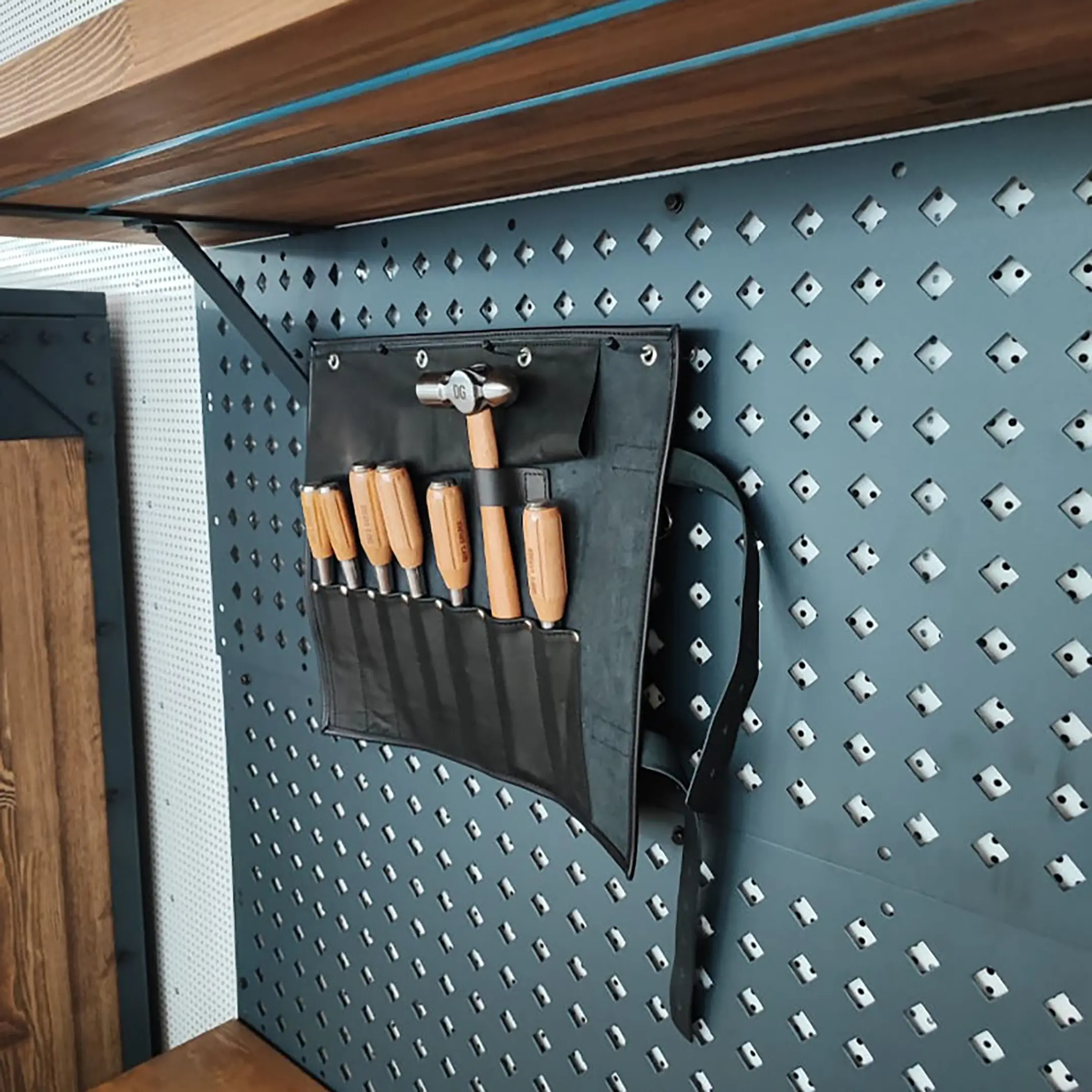 Крюк на перфорацию DAD`s Garage